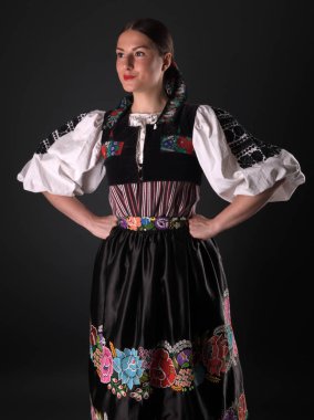 Slovak folkloru. Slovak folklor kızı. Stüdyo portresi.