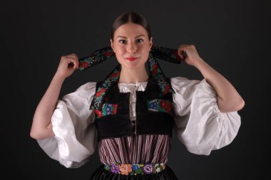 Slovak folkloru. Slovak folklor kızı. Stüdyo portresi.