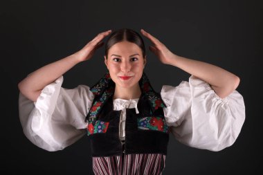 Slovak folkloru. Slovak folklor kızı. Stüdyo portresi.