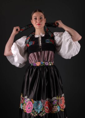 Slovak folkloru. Slovak folklor kızı. Stüdyo portresi.