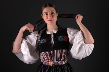 Slovak folkloru. Slovak folklor kızı. Stüdyo portresi.