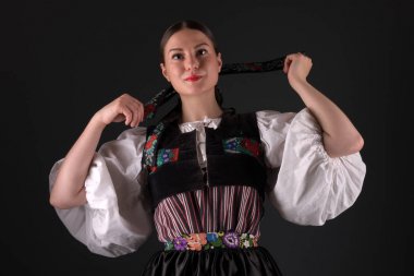 Slovak folkloru. Slovak folklor kızı. Stüdyo portresi.