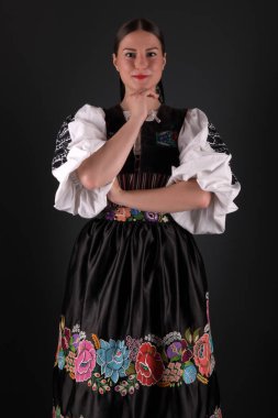 Slovak folkloru. Slovak folklor kızı. Stüdyo portresi.