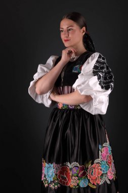 Slovak folkloru. Slovak folklor kızı. Stüdyo portresi.
