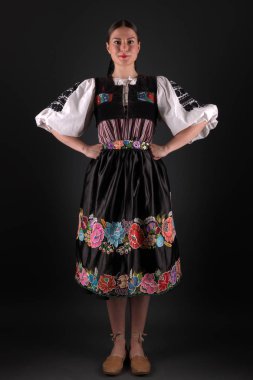 Slovak folkloru. Slovak folklor kızı. Stüdyo portresi.