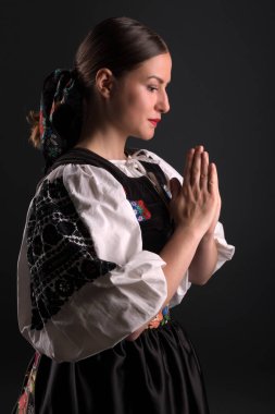 Slovak folkloru. Slovak folklor kızı. Stüdyo portresi.
