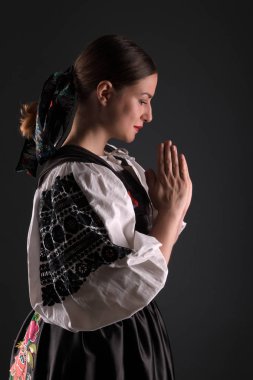Slovak folkloru. Slovak folklor kızı. Stüdyo portresi.