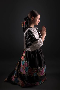 Slovak folkloru. Slovak folklor kızı. Stüdyo portresi.