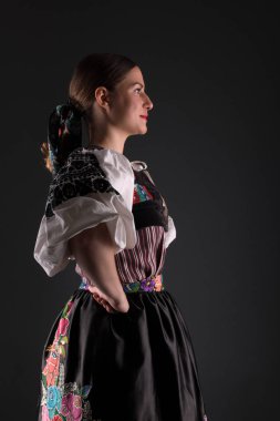 Slovak folkloru. Slovak folklor kızı. Stüdyo portresi.
