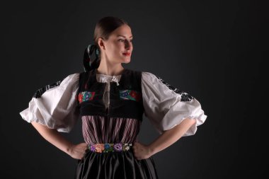 Slovak folkloru. Slovak folklor kızı. Stüdyo portresi.