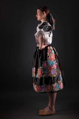 Slovak folkloru. Slovak folklor kızı. Stüdyo portresi.