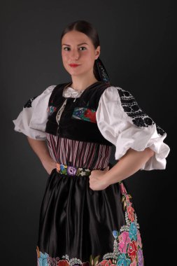 Slovak folkloru. Slovak folklor kızı. Stüdyo portresi.