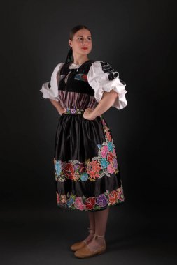 Slovak folkloru. Slovak folklor kızı. Stüdyo portresi.
