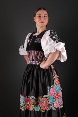 Slovak folkloru. Slovak folklor kızı. Stüdyo portresi.