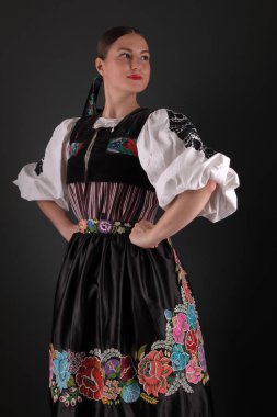 Slovak folkloru. Slovak folklor kızı. Stüdyo portresi.