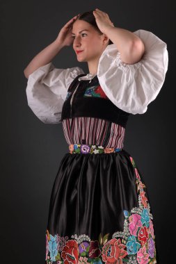 Slovak folkloru. Slovak folklor kızı. Stüdyo portresi.