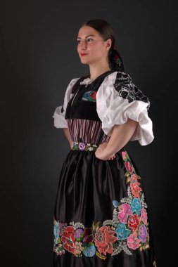 Slovak folkloru. Slovak folklor kızı. Stüdyo portresi.