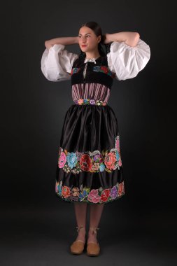 Slovak folkloru. Slovak folklor kızı. Stüdyo portresi.