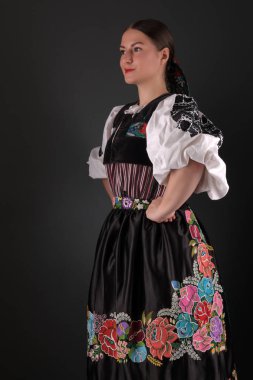 Slovak folkloru. Slovak folklor kızı. Stüdyo portresi.