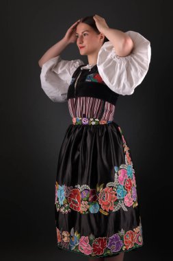 Slovak folkloru. Slovak folklor kızı. Stüdyo portresi.