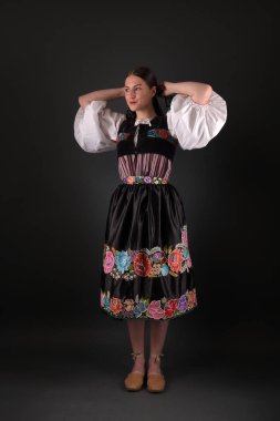 Slovak folkloru. Slovak folklor kızı. Stüdyo portresi.