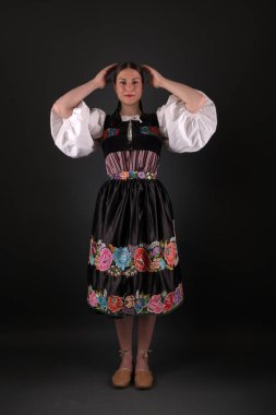 Slovak folkloru. Slovak folklor kızı. Stüdyo portresi.