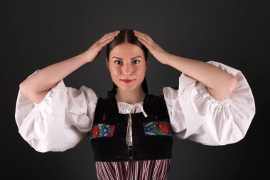 Slovak folkloru. Slovak folklor kızı. Stüdyo portresi.