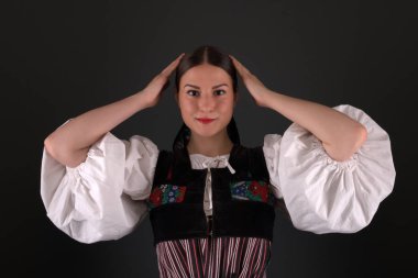 Slovak folkloru. Slovak folklor kızı. Stüdyo portresi.