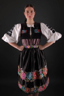 Slovak folkloru. Slovak folklor kızı. Stüdyo portresi.