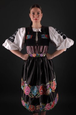 Slovak folkloru. Slovak folklor kızı. Stüdyo portresi.