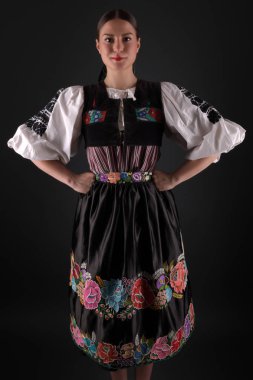 Slovak folkloru. Slovak folklor kızı. Stüdyo portresi.
