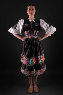 Slovak folkloru. Slovak folklor kızı. Stüdyo portresi.