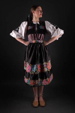 Slovak folkloru. Slovak folklor kızı. Stüdyo portresi.