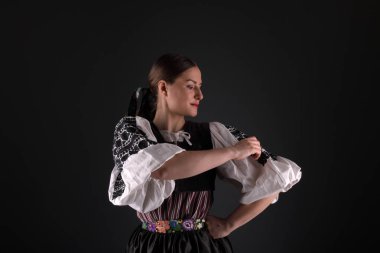 Slovak folkloru. Slovak folklor kızı. Stüdyo portresi.