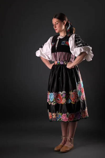 Σλοβακική Λαογραφία Σλοβάκικο Κορίτσι Λαογραφίας Πορτρέτο Στούντιο — Φωτογραφία Αρχείου