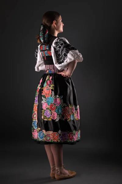 スロバキアの民間伝承スロバキアの民俗学の少女スタジオの肖像画 — ストック写真