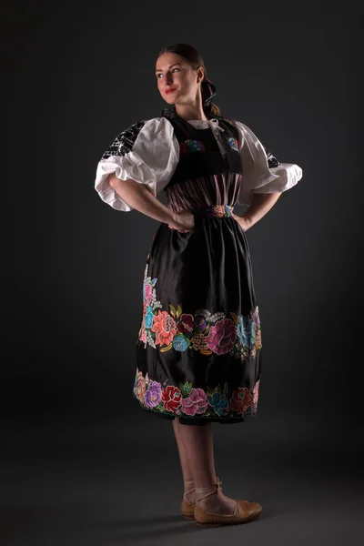 スロバキアの民間伝承スロバキアの民俗学の少女スタジオの肖像画 — ストック写真