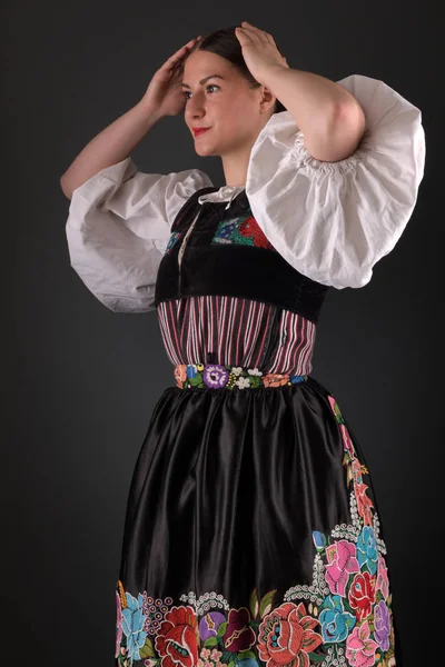Slovak folkloru. Slovak folklor kızı. Stüdyo portresi.