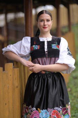 Slovakça folklor. Slovakça folklor kız. 