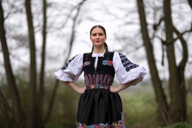 Slovakça folklor. Slovakça folklor kız. 