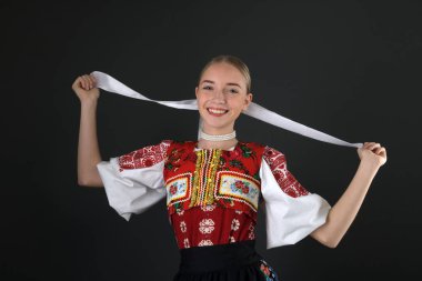 Slovakça folklor. Slovakça folklor kız. 