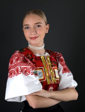 Slovakça folklor. Slovakça folklor kız. 