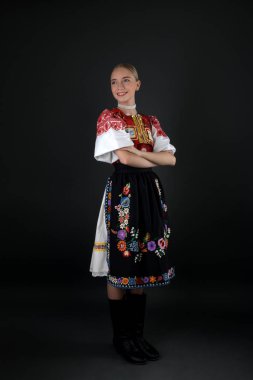 Slovakça folklor. Slovakça folklor kız. 