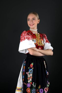 Slovakça folklor. Slovakça folklor kız. 