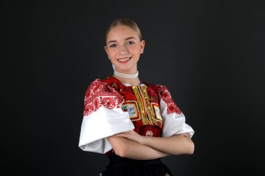 Slovakça folklor. Slovakça folklor kız. 