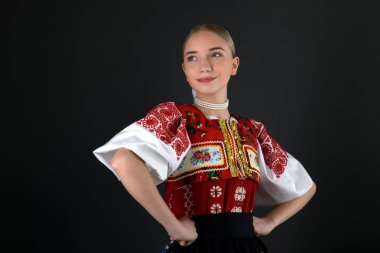 Slovakça folklor. Slovakça folklor kız. 