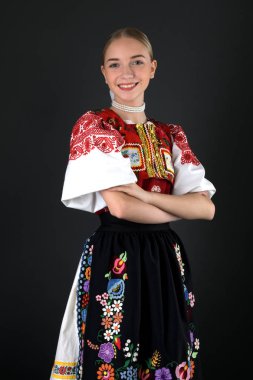 Slovakça folklor. Slovakça folklor kız. 
