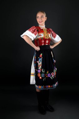 Slovakça folklor. Slovakça folklor kız. 