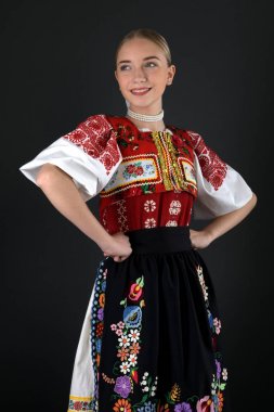 Slovakça folklor. Slovakça folklor kız. 