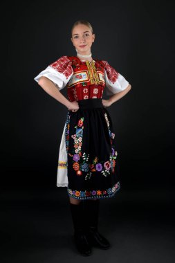 Slovakça folklor. Slovakça folklor kız. 